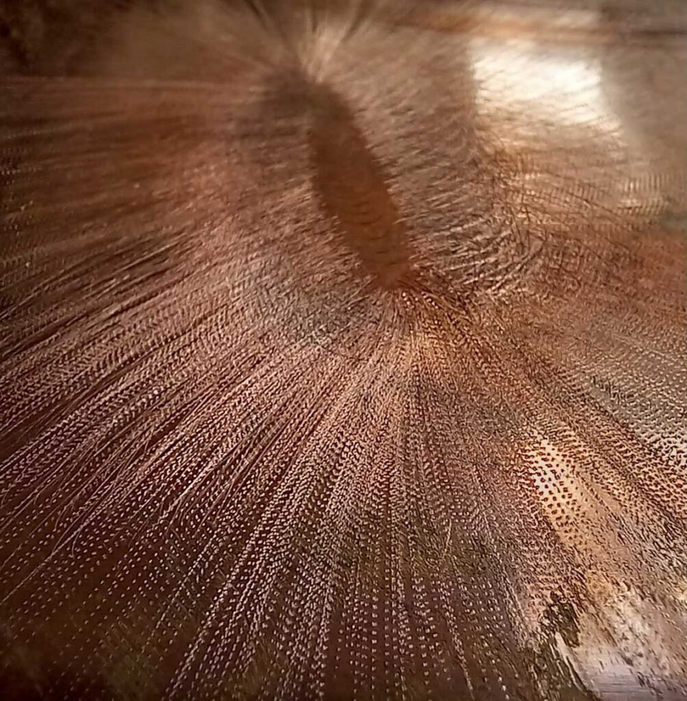 Spuren eines Mezzotintomessers in Kupfer
