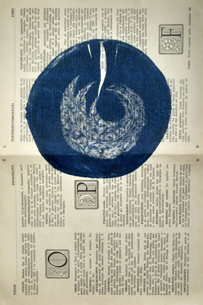 Ein runder Holzstich in Blau auf eine alte Buchseite gedruckt